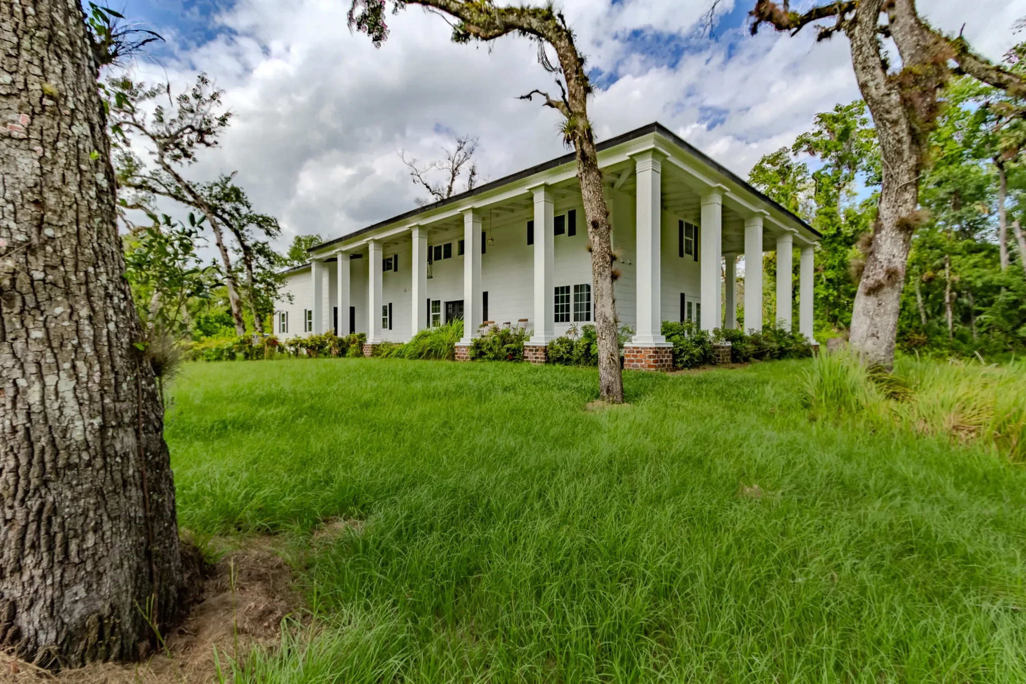 17 Oaks Plantation — side view of plantation home with John Deere tractor