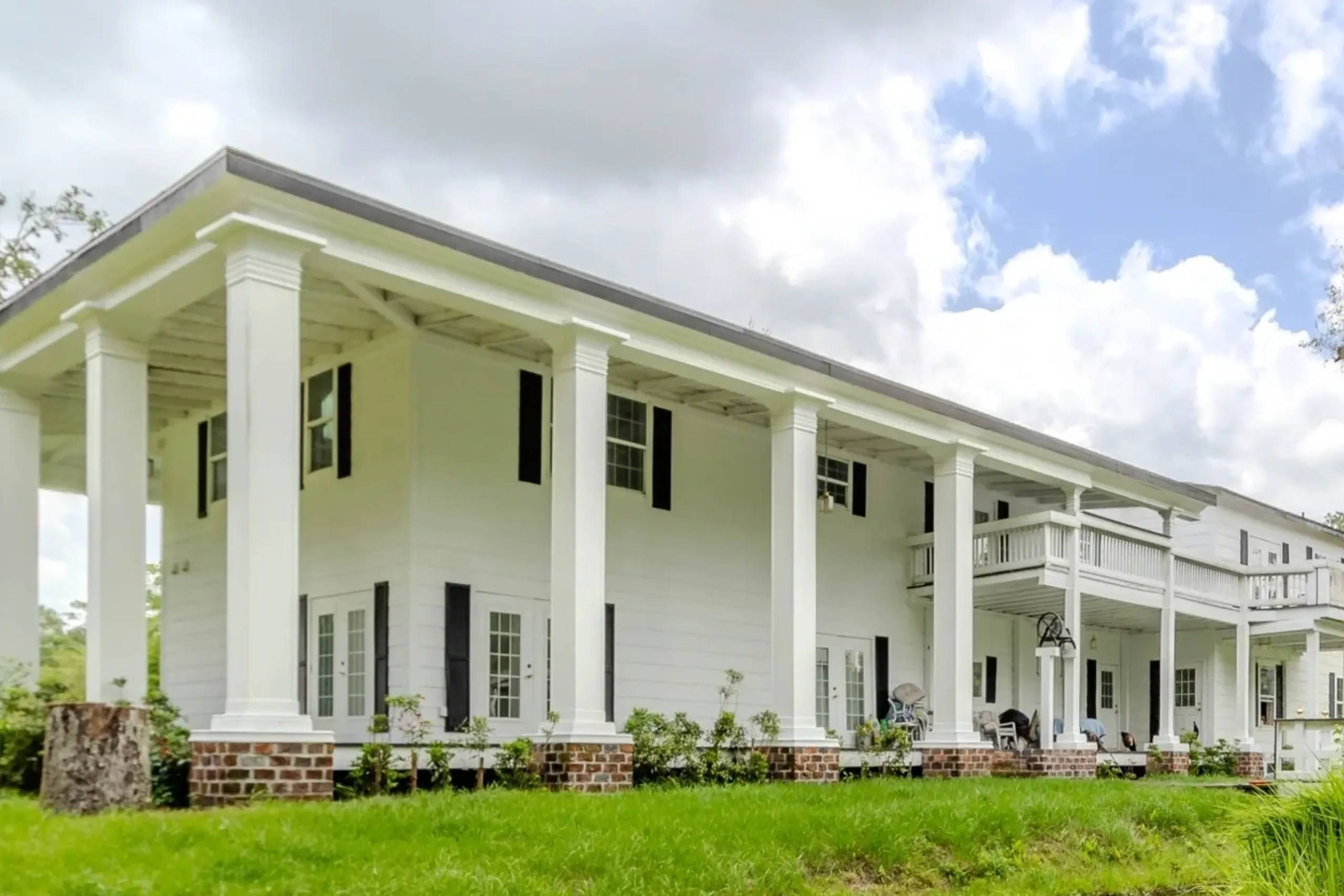 17 Oaks Plantation — wide view of plantation home with fishpond reflection