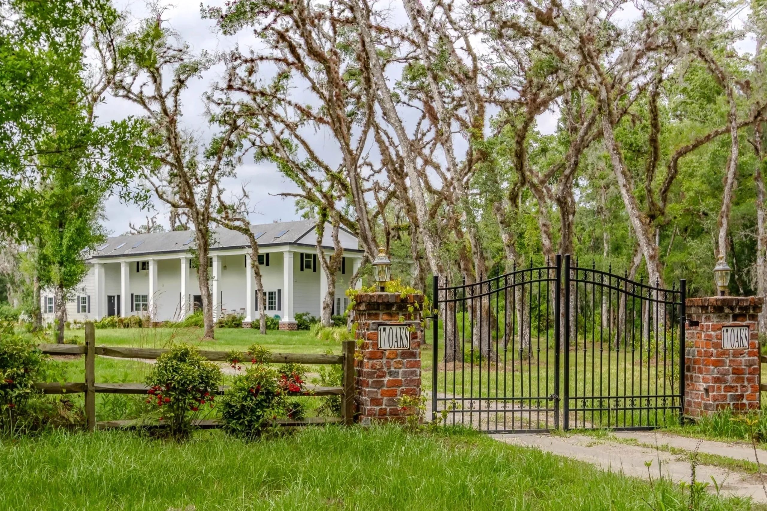 17 Oaks Plantation — plantation home and surrounding landscape