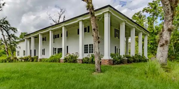 17 Oaks Plantation — front view through the oak trees